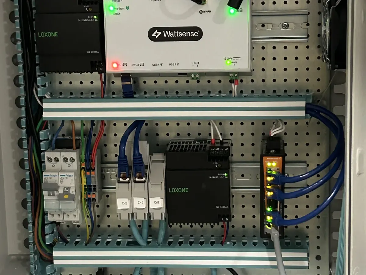 Armoire de gestion technique du bâtiment avec automate Loxone et passerelle Wattsense, posée par Breizhlink