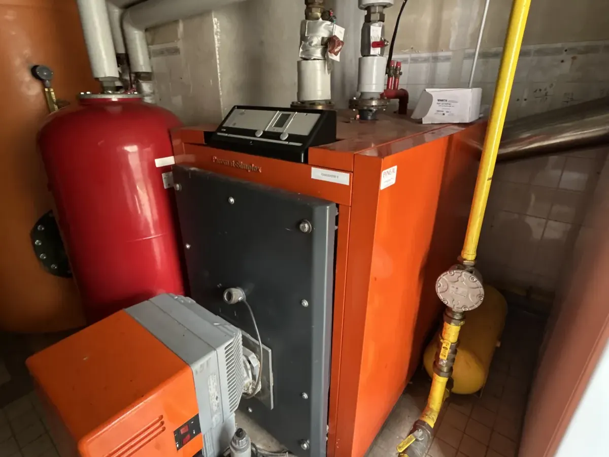 Chaufferie d'un établissement scolaire : chaudière gaz, brûleur et vase d'expansion raccordés à la supervision Breizhlink